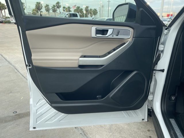 Vehicle image 17 of 23