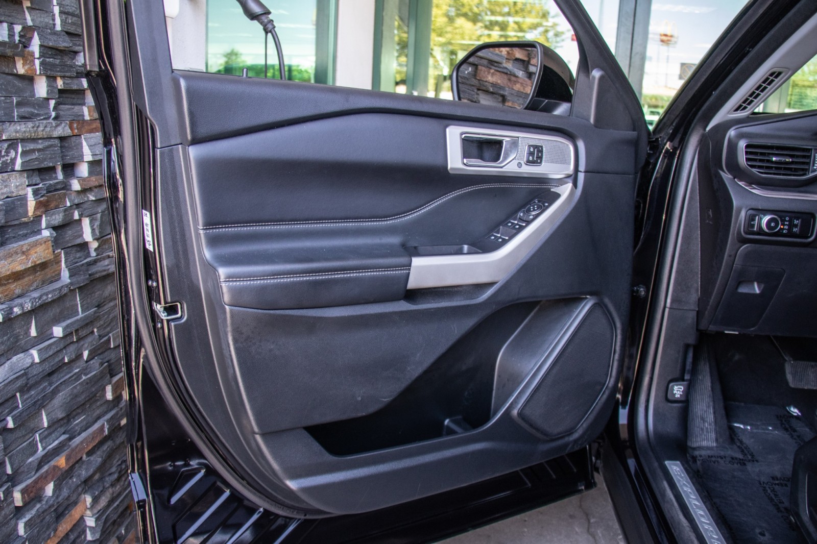 Vehicle image 9 of 26