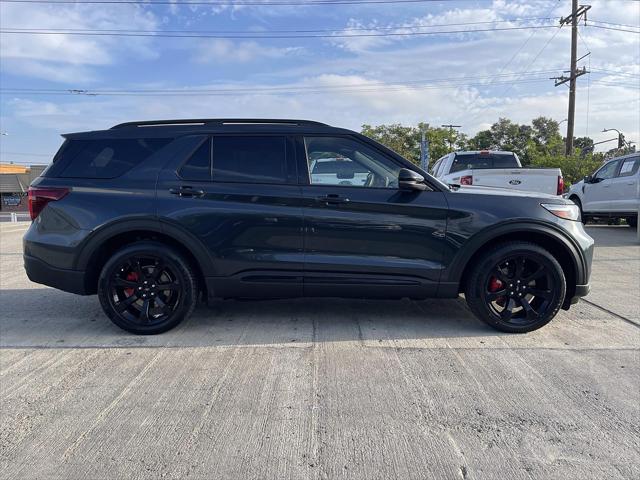 2023 Ford Explorer ST Image 3 of 25