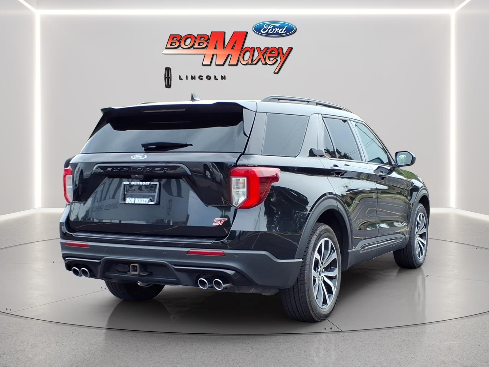 2023 Ford Explorer ST Image 3 of 28