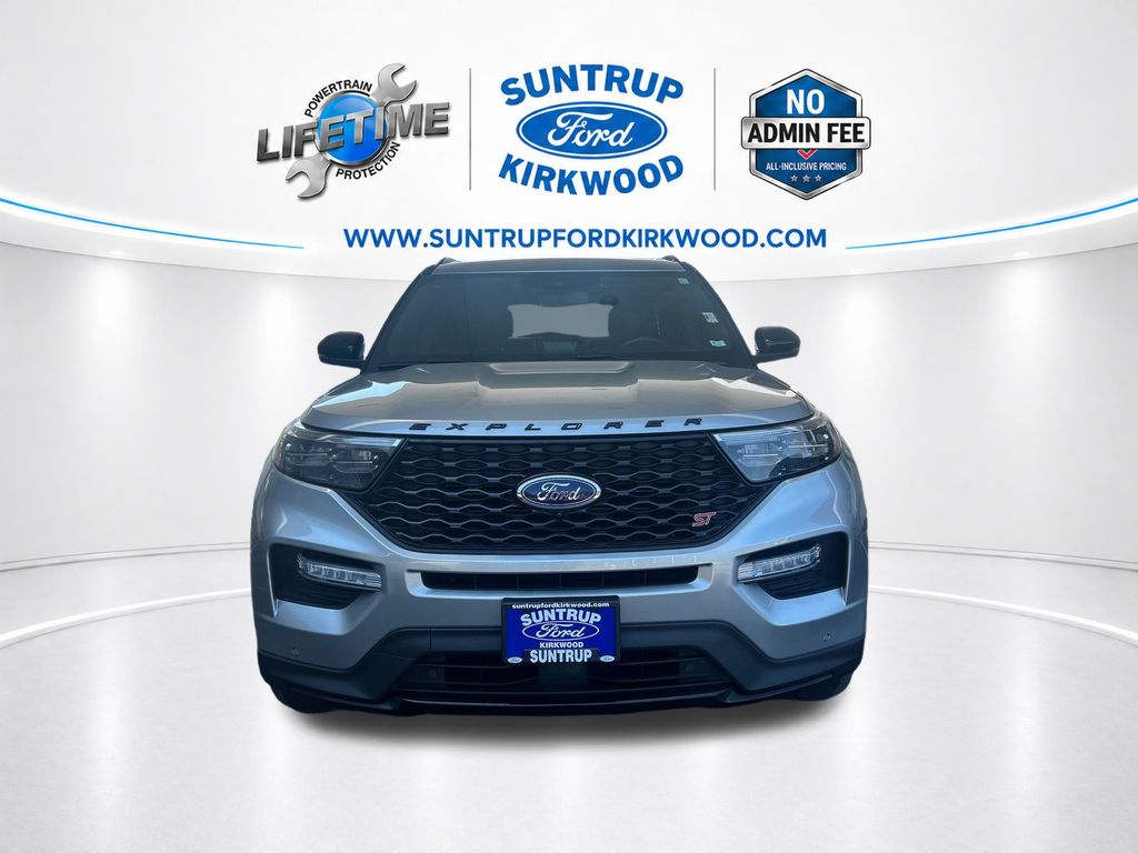 2023 Ford Explorer ST Image 2 of 34