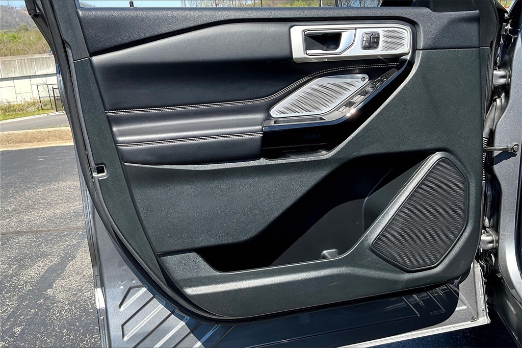Vehicle image 19 of 30