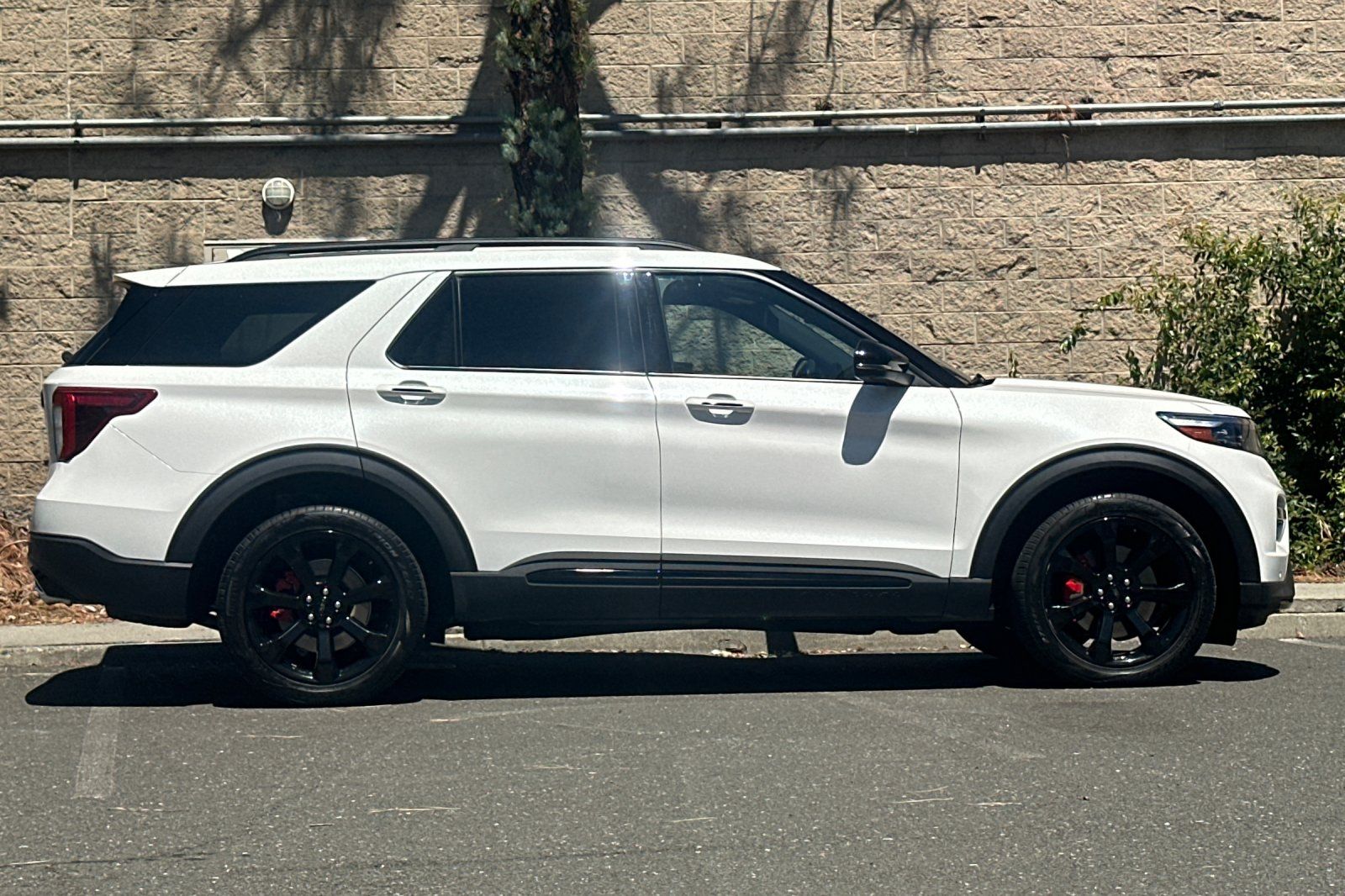 2023 Ford Explorer ST Image 3 of 65