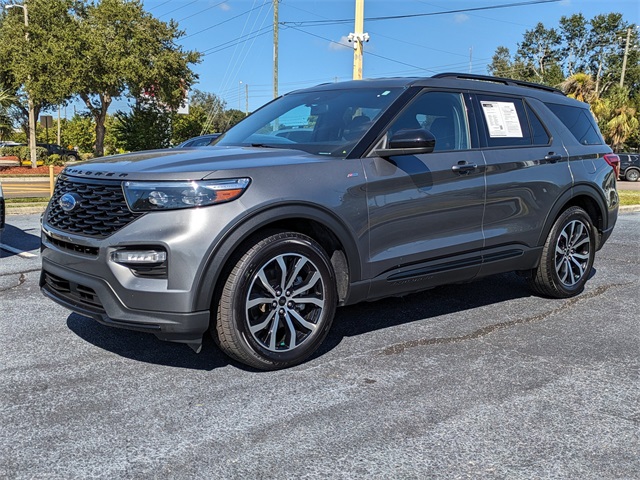 2023 Ford Explorer ST-Line Image 2 of 33