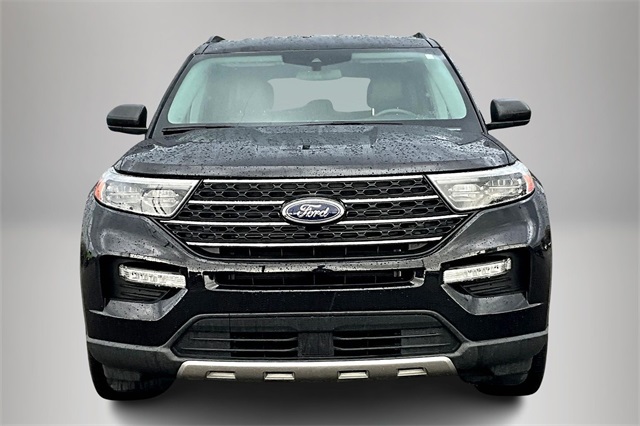 2023 Ford Explorer XLT Image 2 of 34