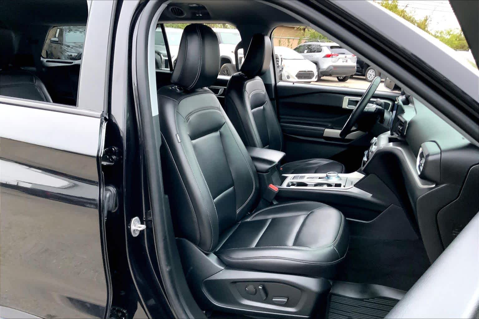 2023 Ford Explorer XLT Image 8 of 33