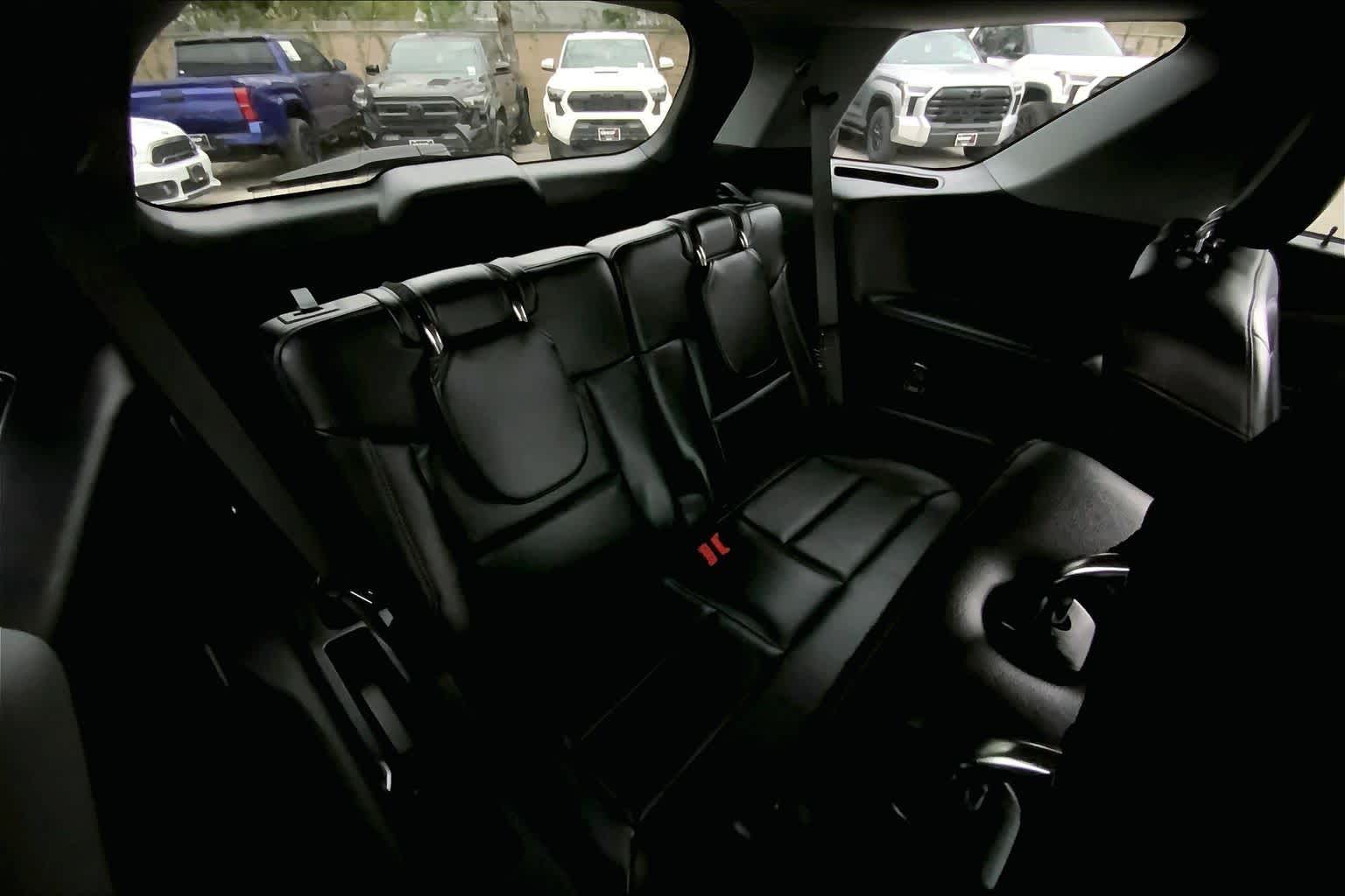 2023 Ford Explorer XLT Image 9 of 33