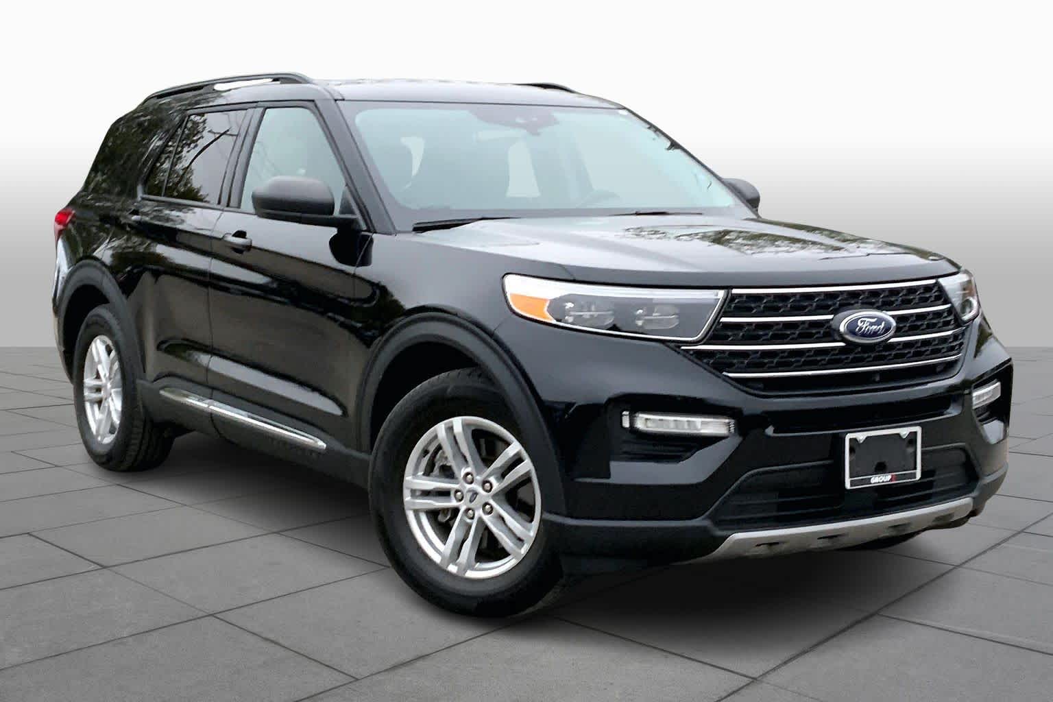 2023 Ford Explorer XLT Image 3 of 33