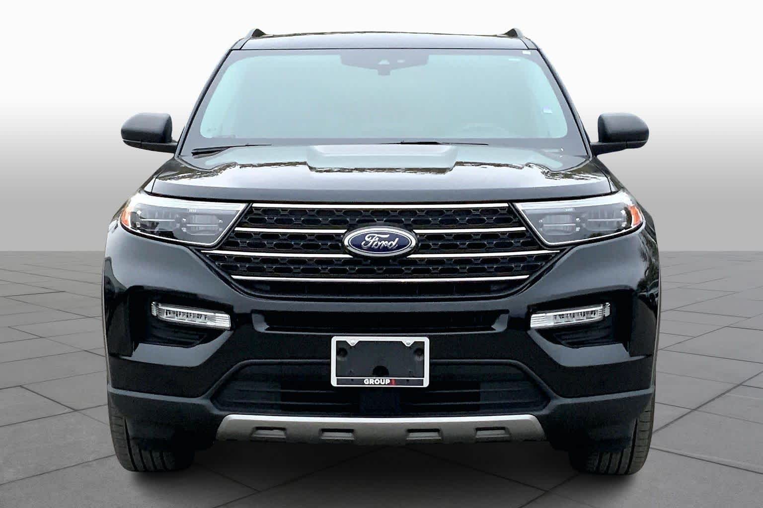 2023 Ford Explorer XLT Image 2 of 33