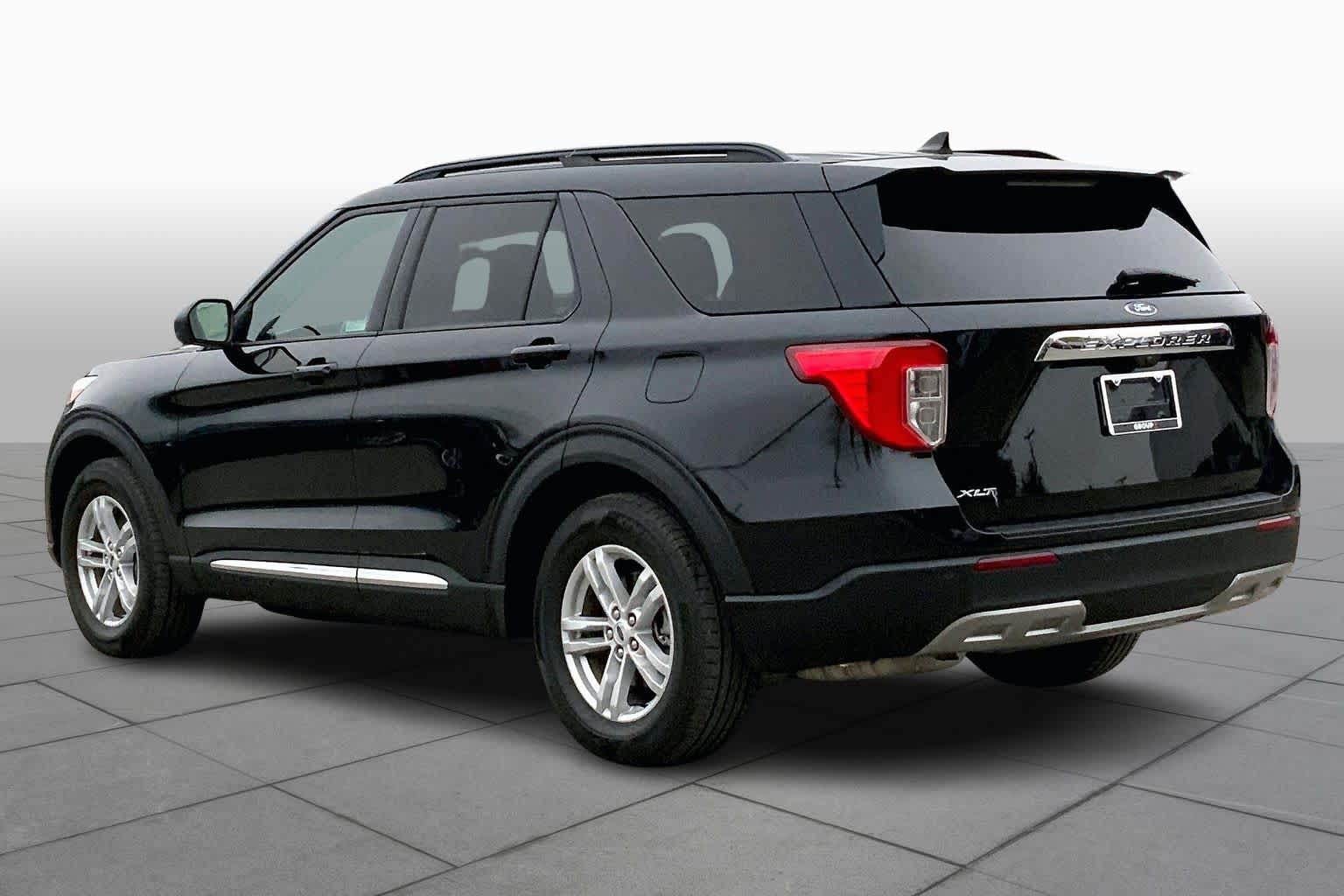 2023 Ford Explorer XLT Image 6 of 33