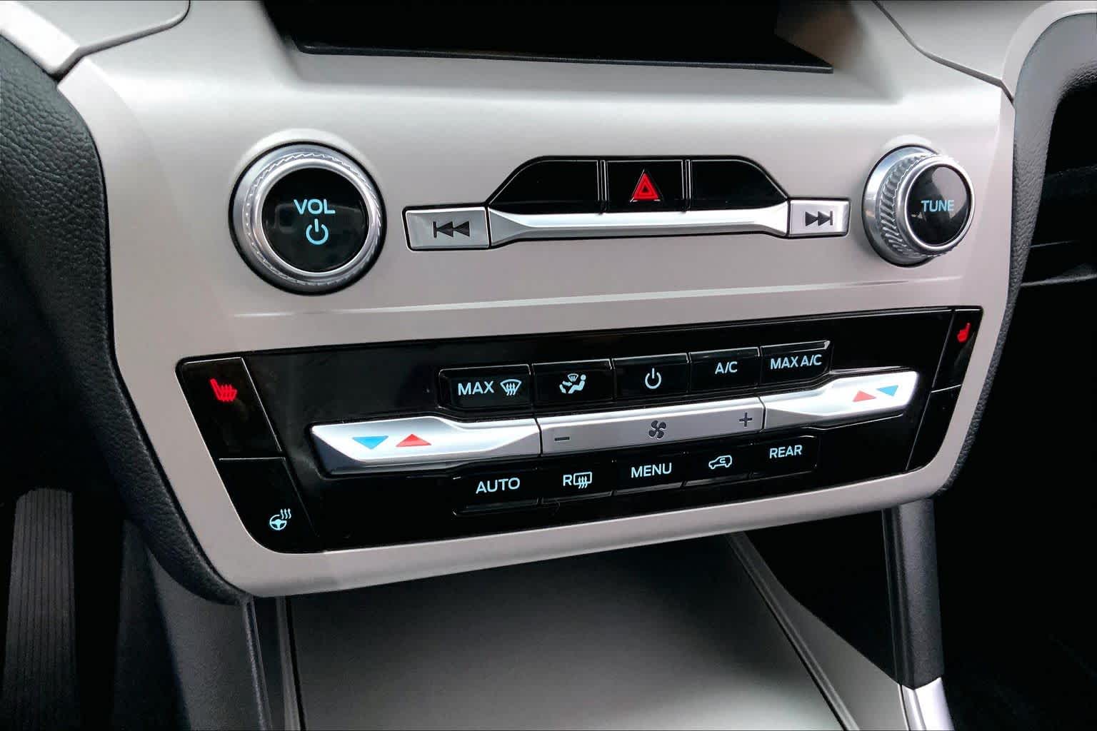 2023 Ford Explorer XLT Image 30 of 33