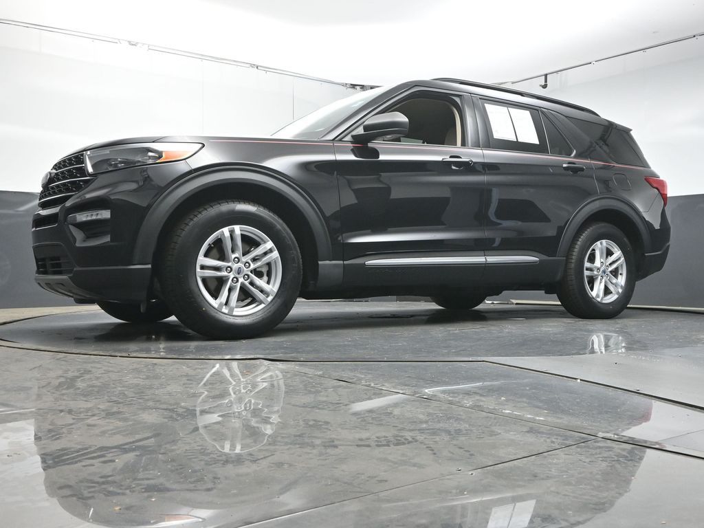 2023 Ford Explorer XLT Image 3 of 49