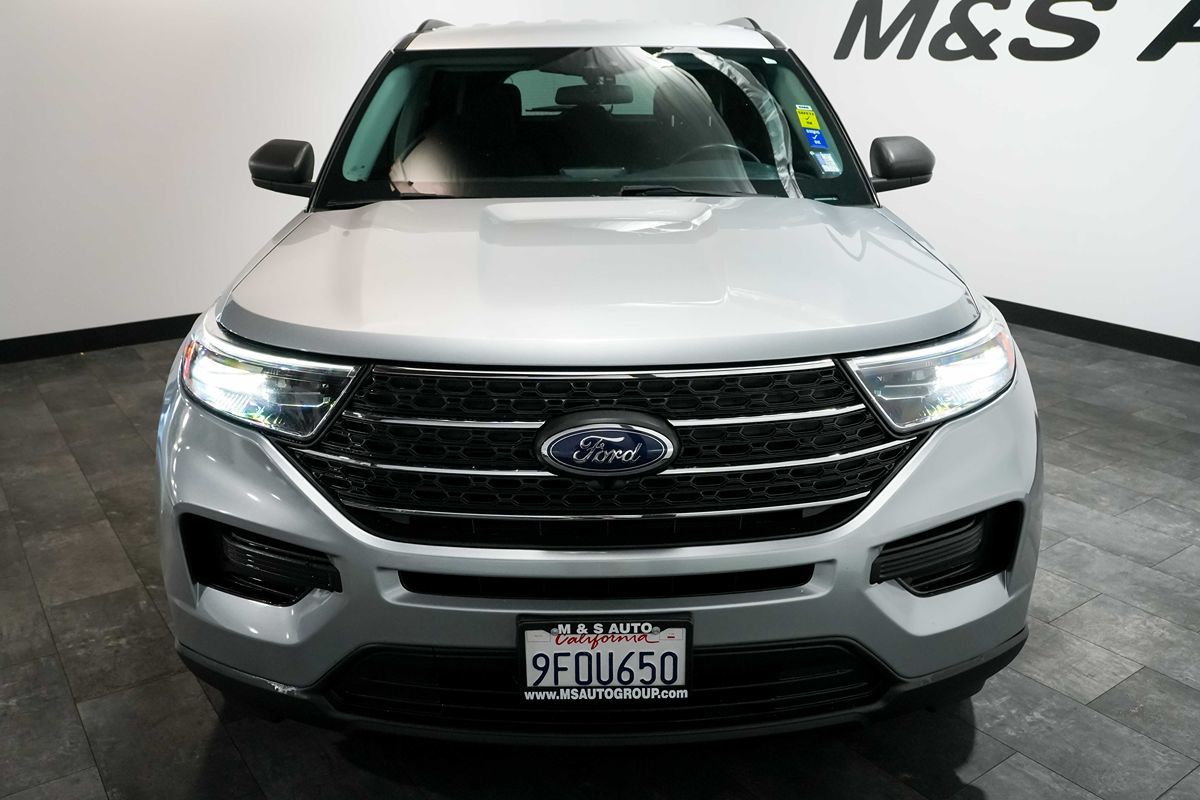 2023 Ford Explorer XLT Image 3 of 19