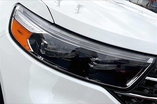Vehicle image 32 of 36