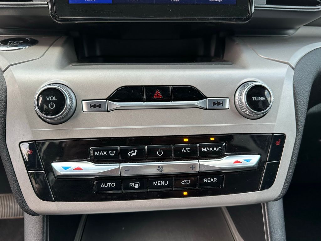 Vehicle image 18 of 25