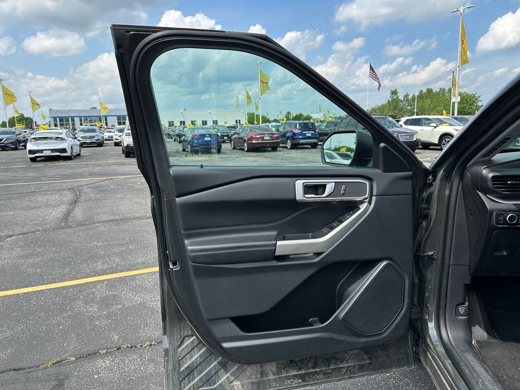 Vehicle image 12 of 25