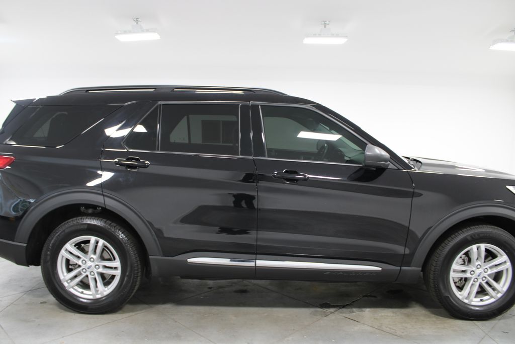 2023 Ford Explorer XLT Image 3 of 50