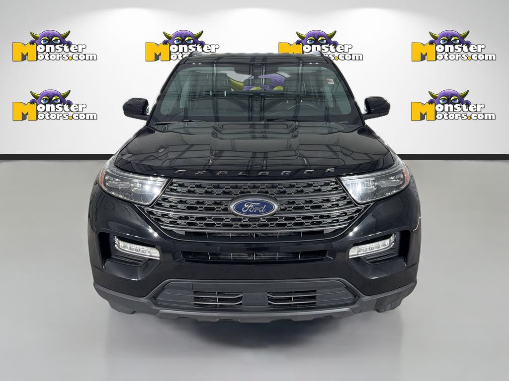 2023 Ford Explorer XLT Image 2 of 34