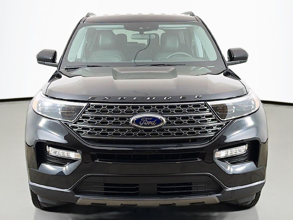 2023 Ford Explorer XLT Image 2 of 42