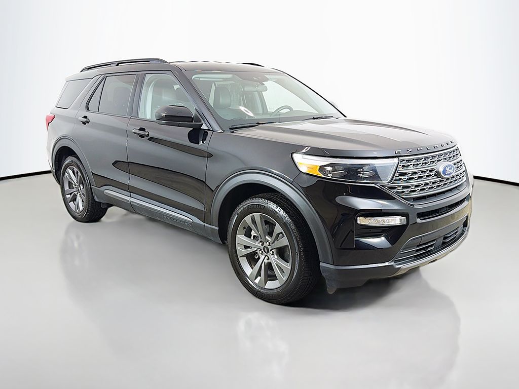 2023 Ford Explorer XLT Image 3 of 42