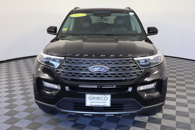 2023 Ford Explorer XLT Image 2 of 32