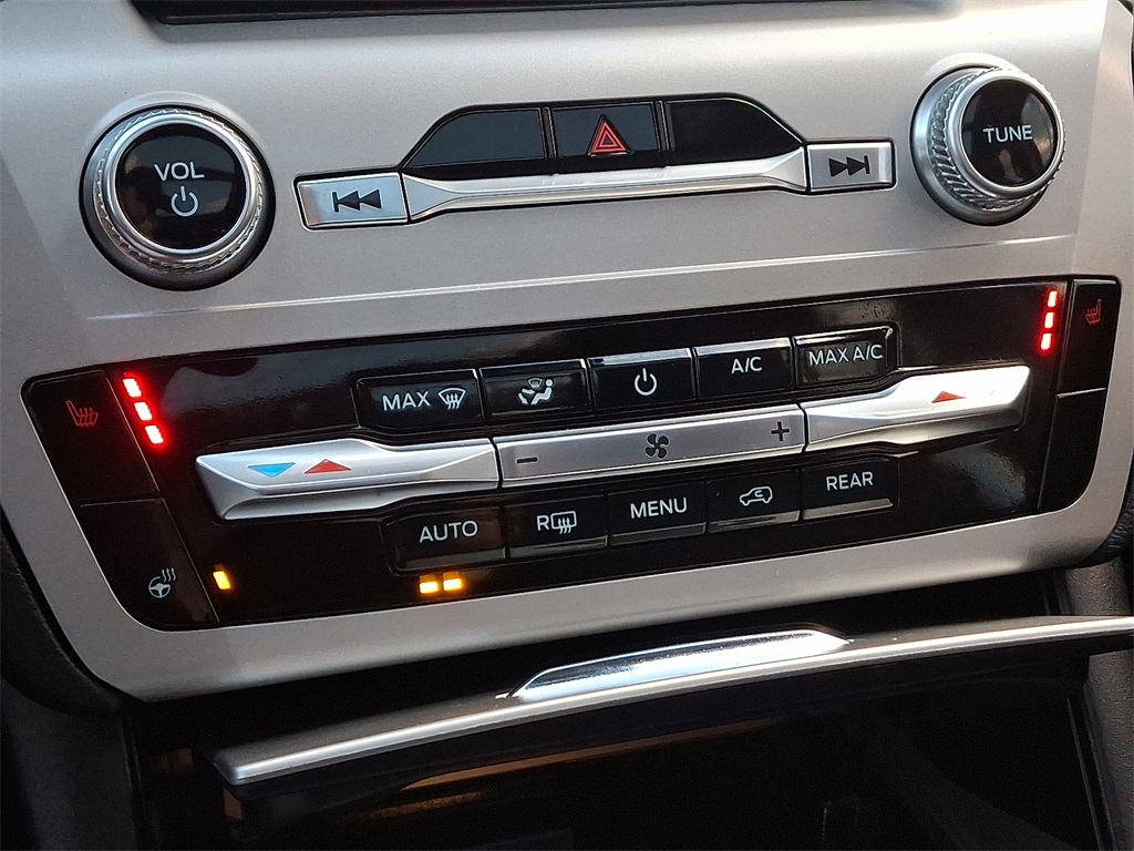 2023 Ford Explorer XLT Image 18 of 34