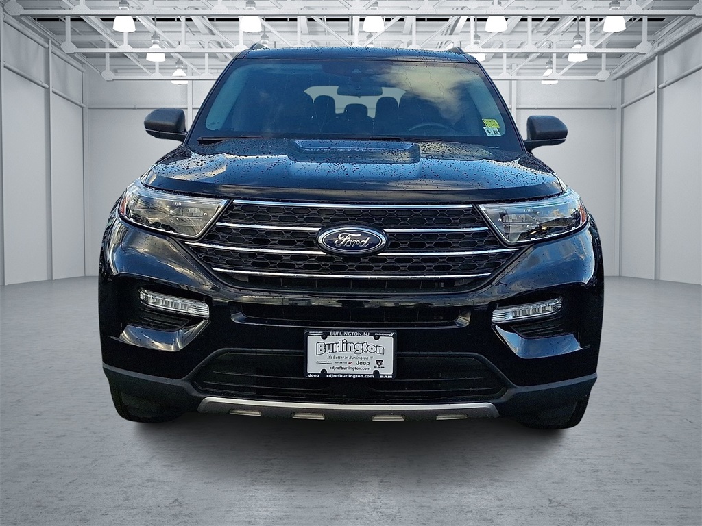 2023 Ford Explorer XLT Image 2 of 34