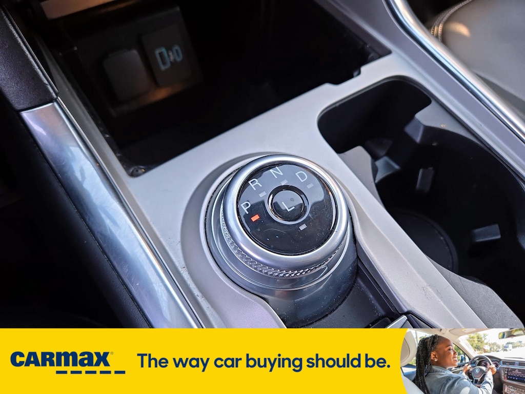 Vehicle image 21 of 30