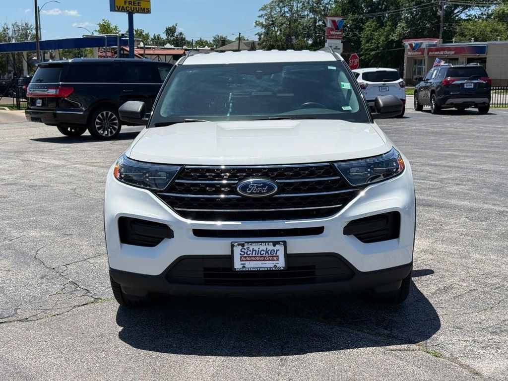 2023 Ford Explorer XLT Image 3 of 23