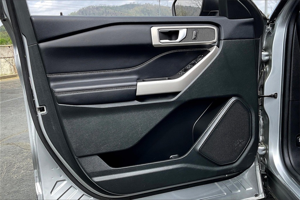 Vehicle image 16 of 25