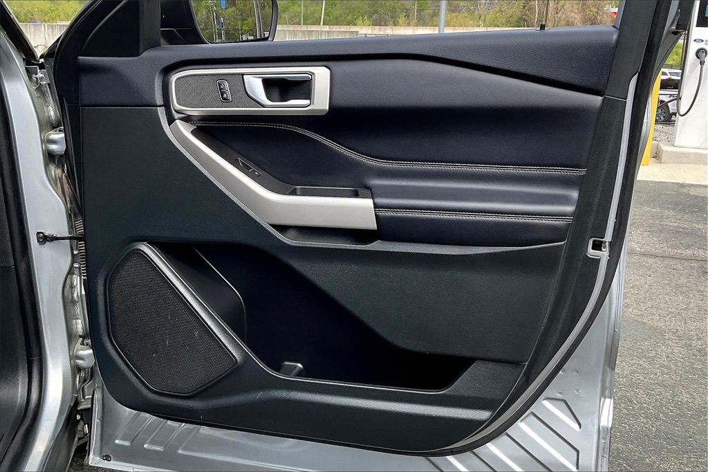 Vehicle image 17 of 25