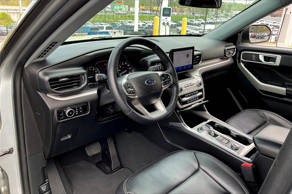 Vehicle image 9 of 25