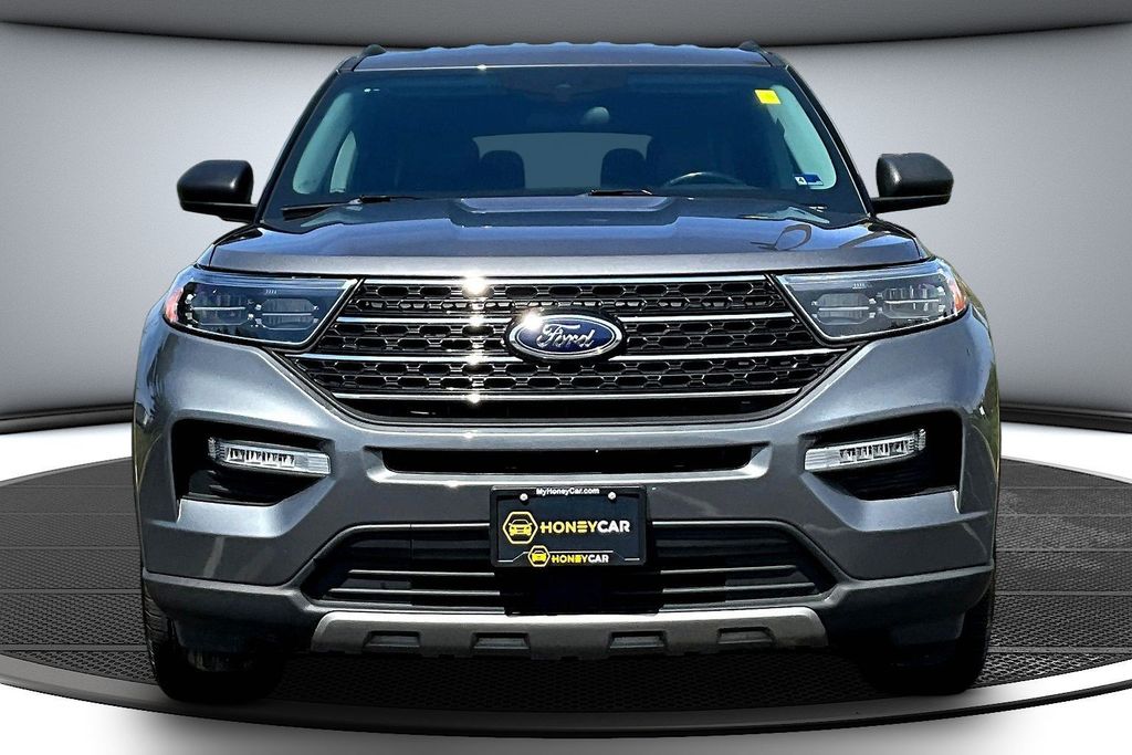 2023 Ford Explorer XLT Image 2 of 36