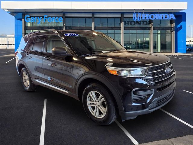 2023 Ford Explorer XLT Image 2 of 28