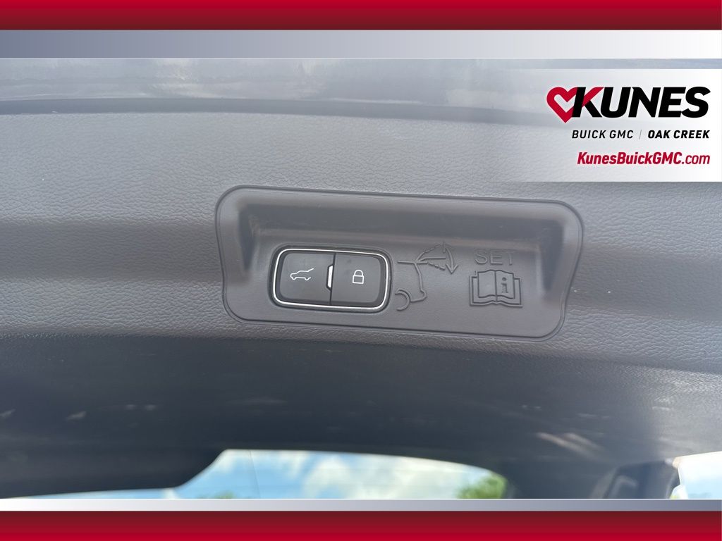 2023 Ford Explorer XLT Image 33 of 44