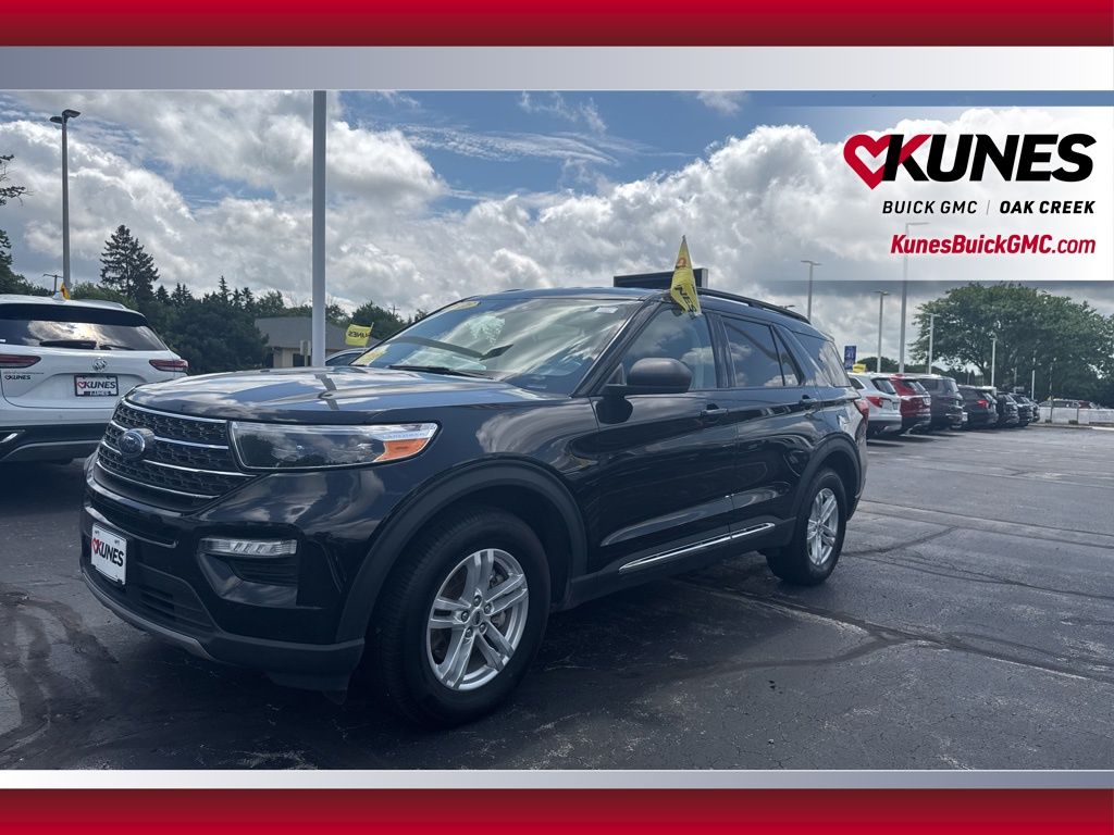 2023 Ford Explorer XLT Image 2 of 44