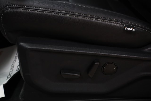 Vehicle image 10 of 34