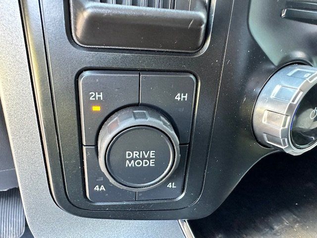 Vehicle image 25 of 40