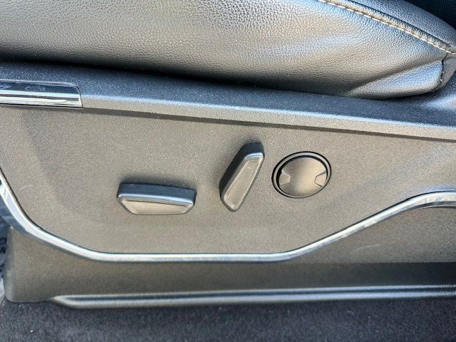 Vehicle image 27 of 40