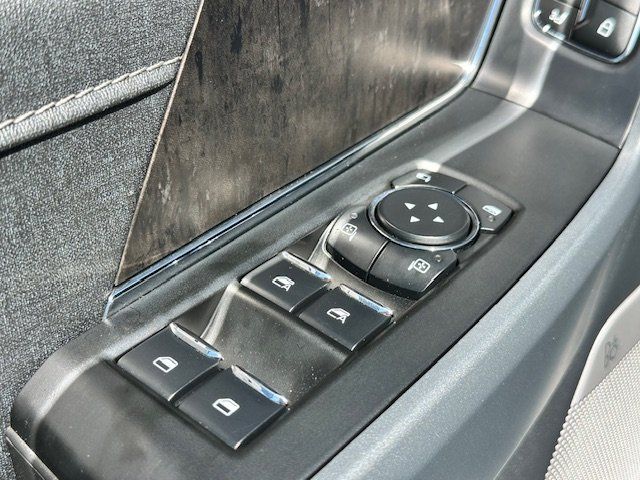 Vehicle image 26 of 40