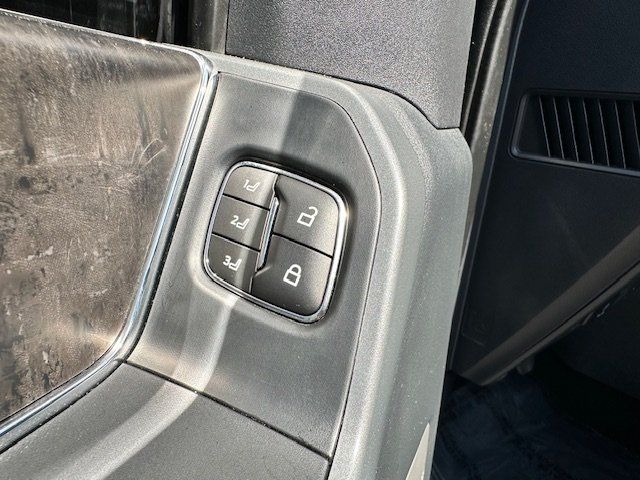 Vehicle image 28 of 40
