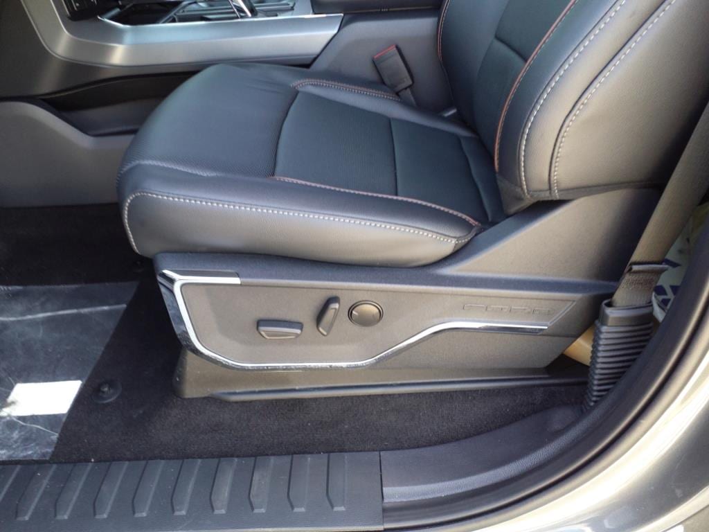 Vehicle image 7 of 18