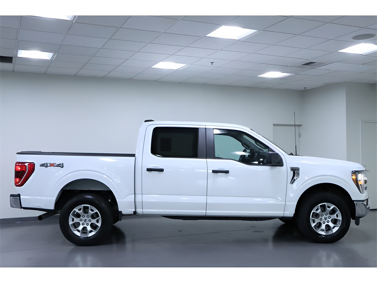 Vehicle image 34 of 39