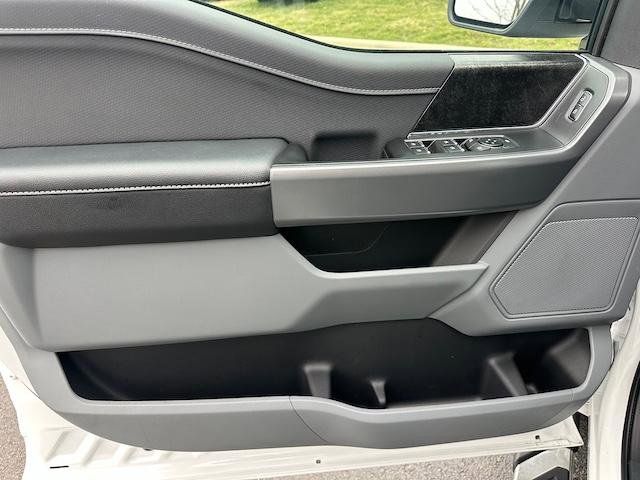 Vehicle image 9 of 13