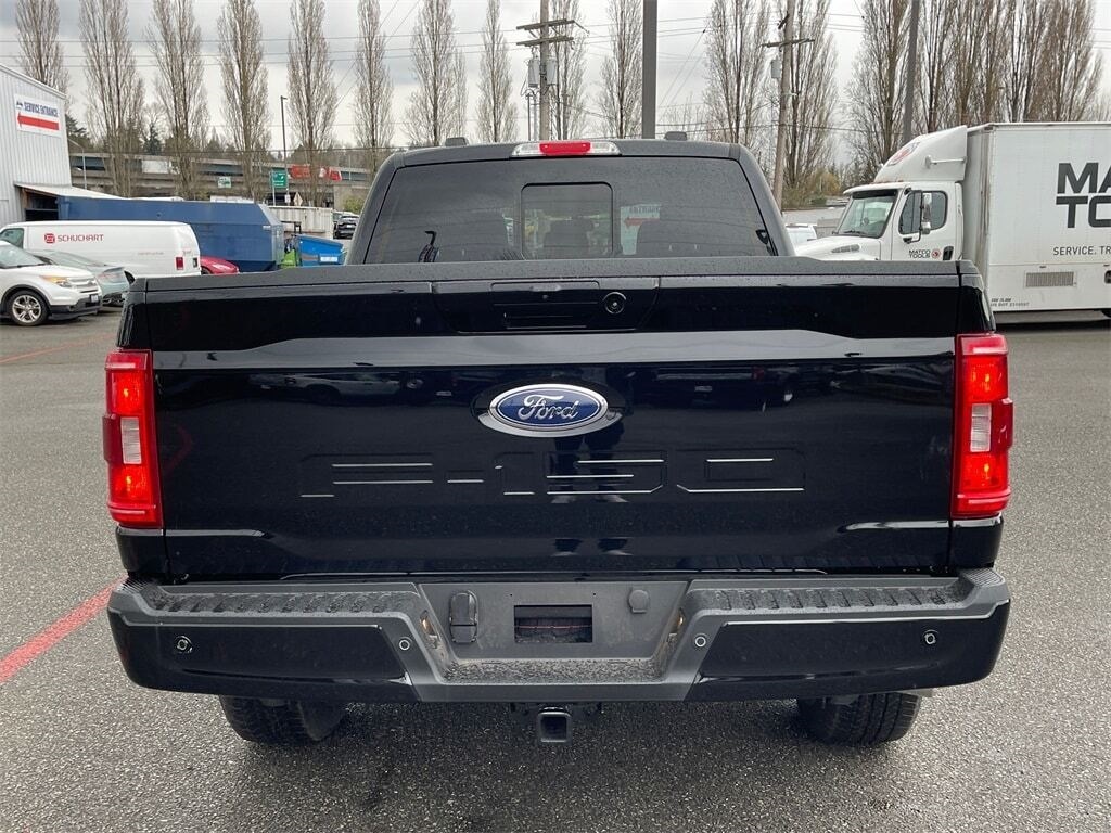 Vehicle image 28 of 32