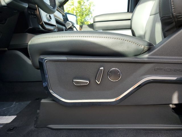 Vehicle image 18 of 23