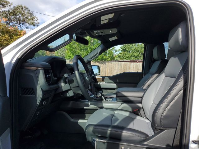 Vehicle image 17 of 23