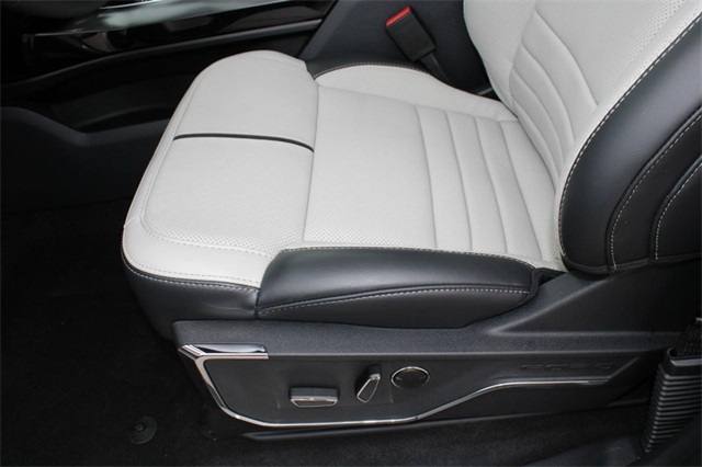 2023 Ford F-150 Lightning Platinum Image 14 of 21