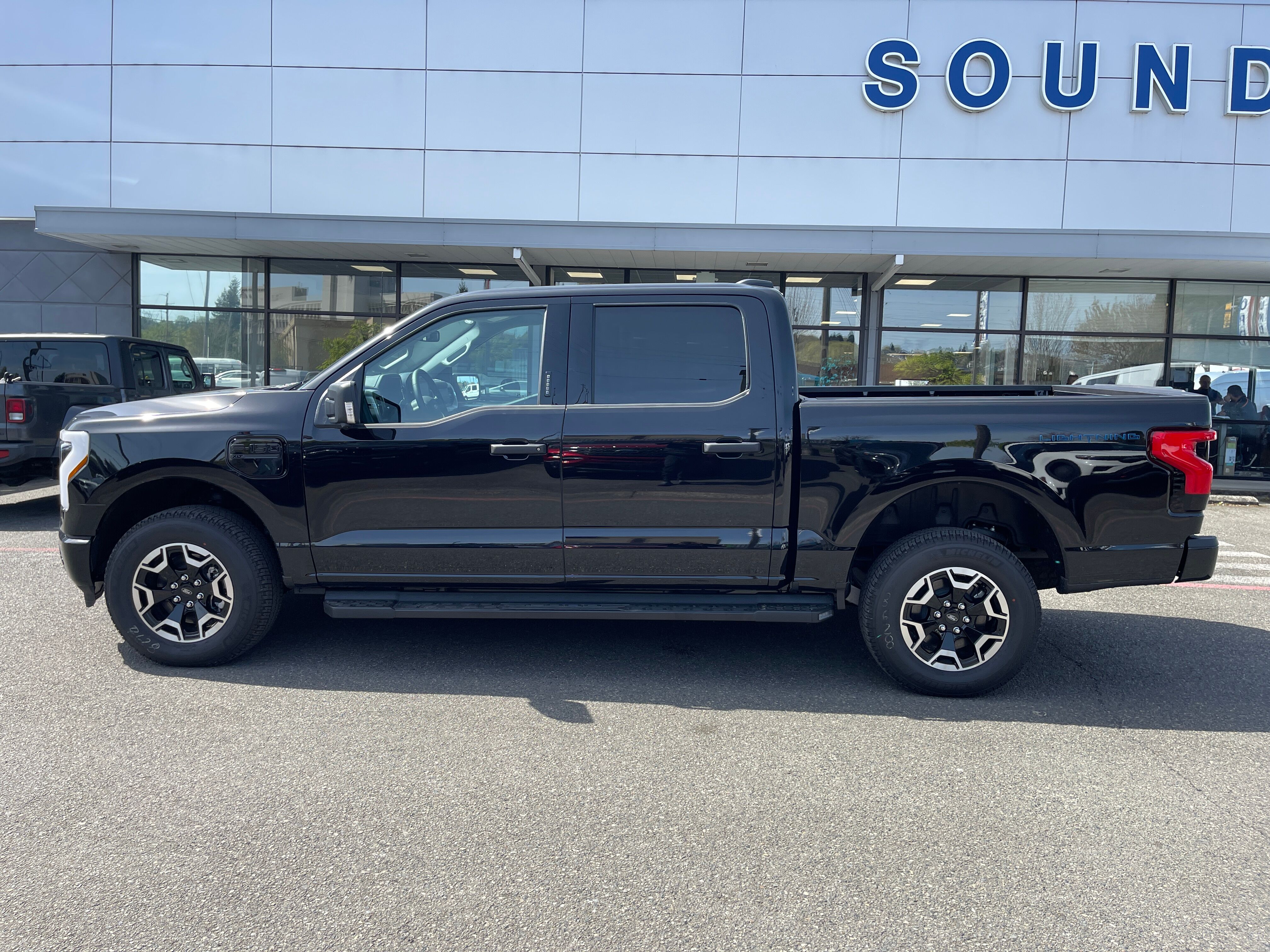 Vehicle image 8 of 10