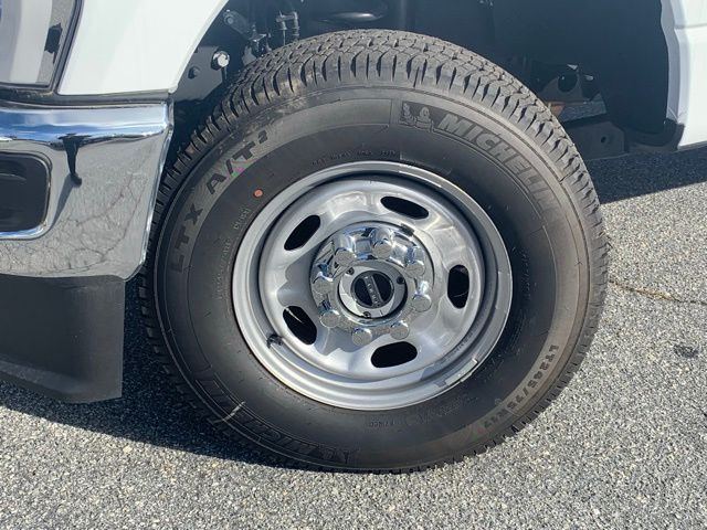 Vehicle image 10 of 34
